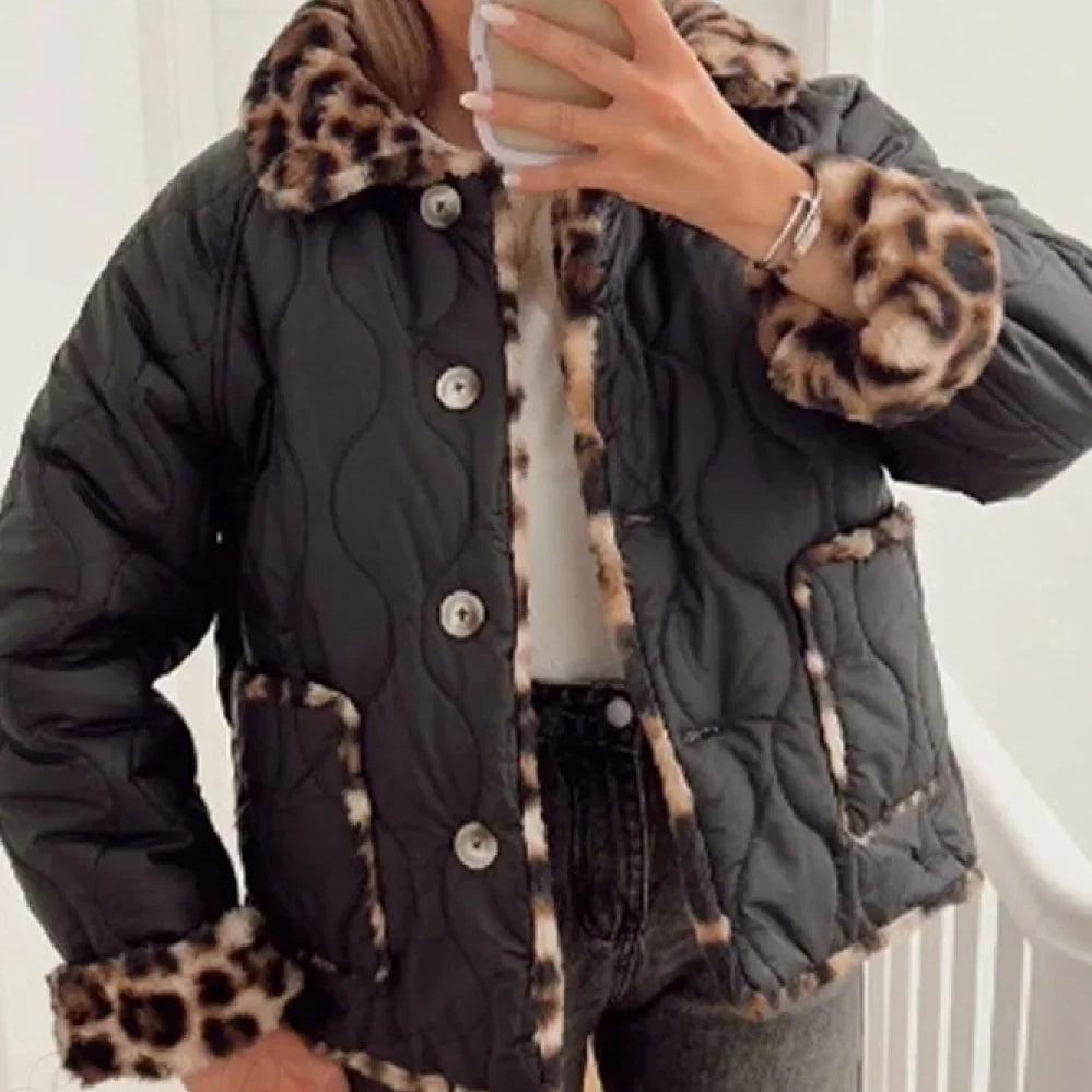 Vendbar bomuldsfrakke med leopardprintede paneler