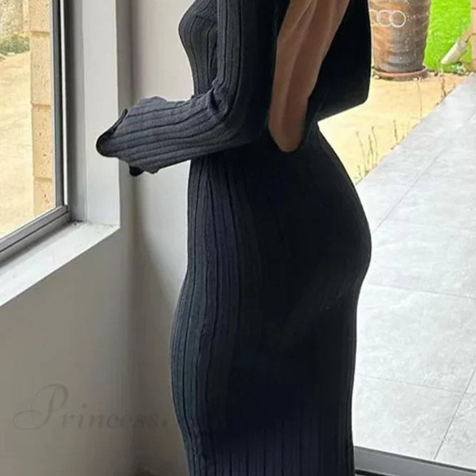 Ribstrikket kjole med lange, vidde ærmer og åben ryg