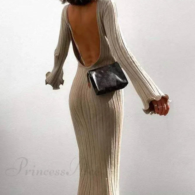 Ribstrikket kjole med lange, vidde ærmer og åben ryg