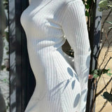 Ribbet strikkjole med slids i siden og kontrastdetaljer