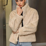 Tyk imiteret pelsfrakke med ribbet rullekrave