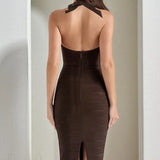 Lang, tætsiddende, rygløs kjole i bred ribbet strik