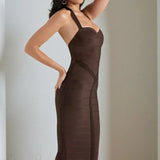 Lang, tætsiddende, rygløs kjole i bred ribbet strik