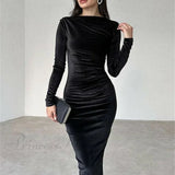 En tætsiddende midikjole med lange rynkede ærmer, elegant og perfekt til efterår og aftener.