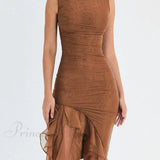 Asymmetrisk ærmeløs midikjole med flæser og rynker, ideel til sommer