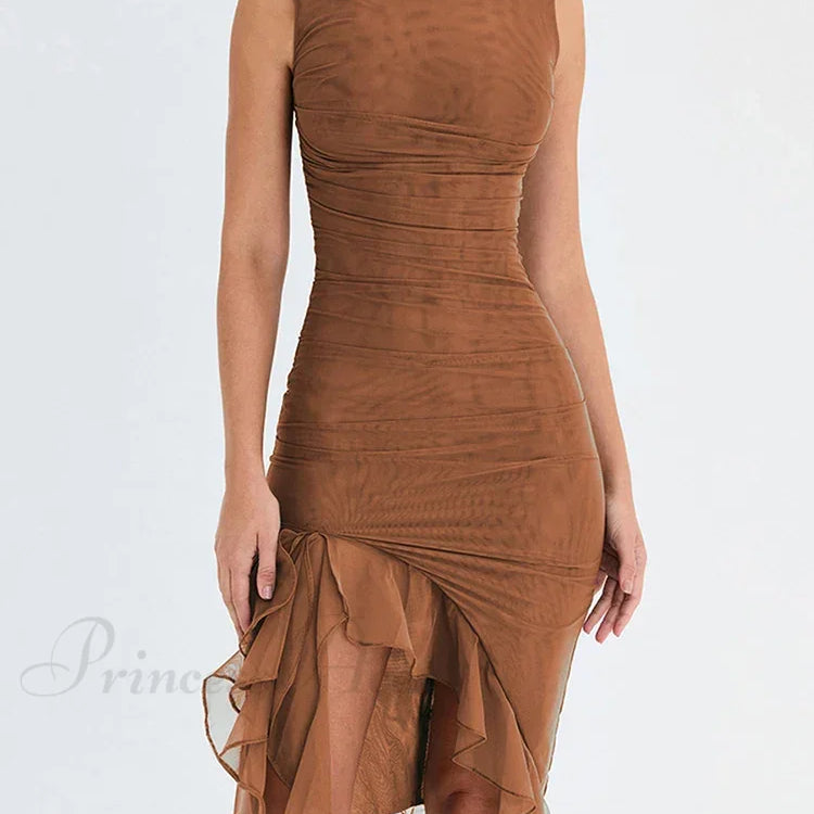 Asymmetrisk ærmeløs midikjole med flæser og rynker, ideel til sommer