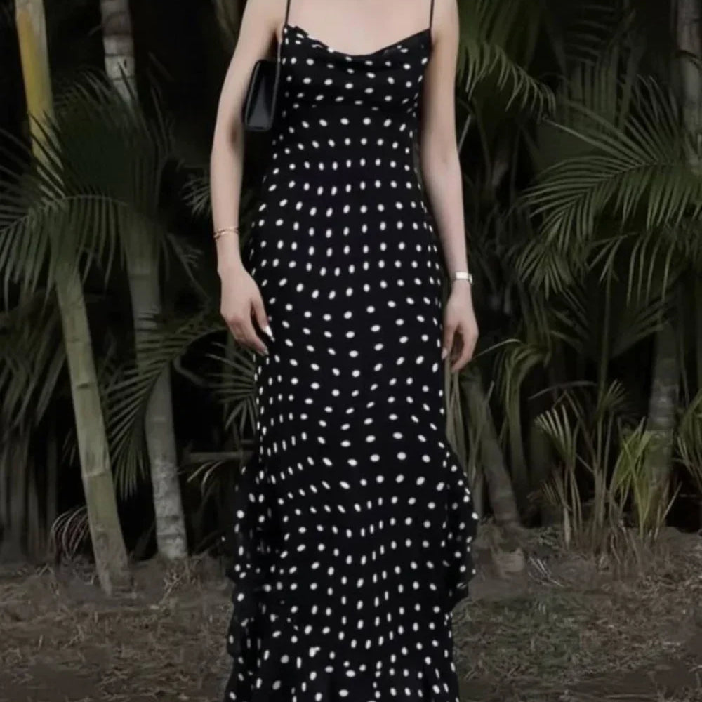 Lang kjole med tynde stropper og flæser