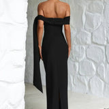 Maxikjole med slids, off-shoulder-design og bælte; tætsiddende snit