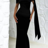 Maxikjole med slids, off-shoulder-design og bælte; tætsiddende snit