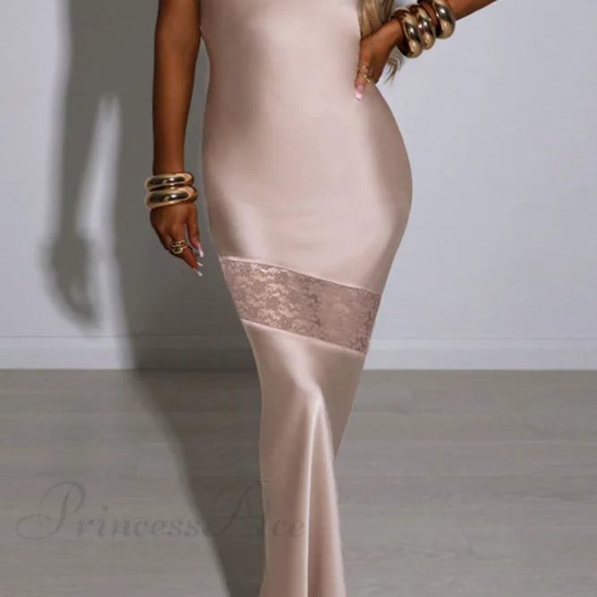 Stropløs kjole i satin og blonder uden ryg