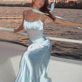 Bodycon maxikjole i satin med stropper og blondepaneler