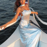 Bodycon maxikjole i satin med stropper og blondepaneler