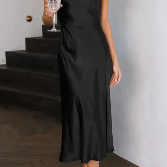 Satinkjole med kavalerudskæring og snoet slids bagpå