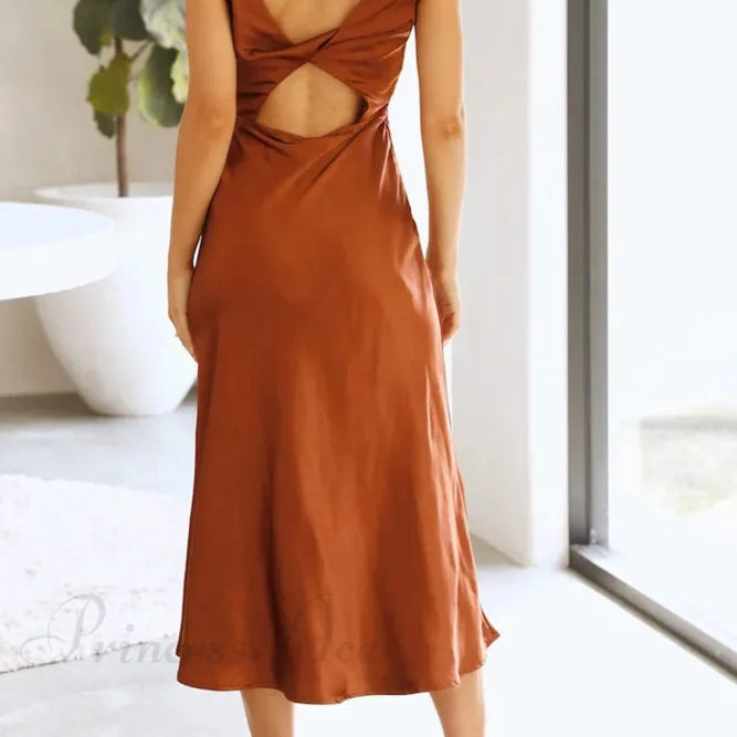 Satinkjole med kavalerudskæring og snoet slids bagpå