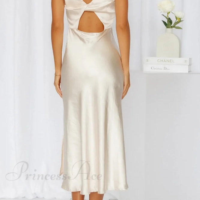 Satinkjole med kavalerudskæring og snoet slids bagpå