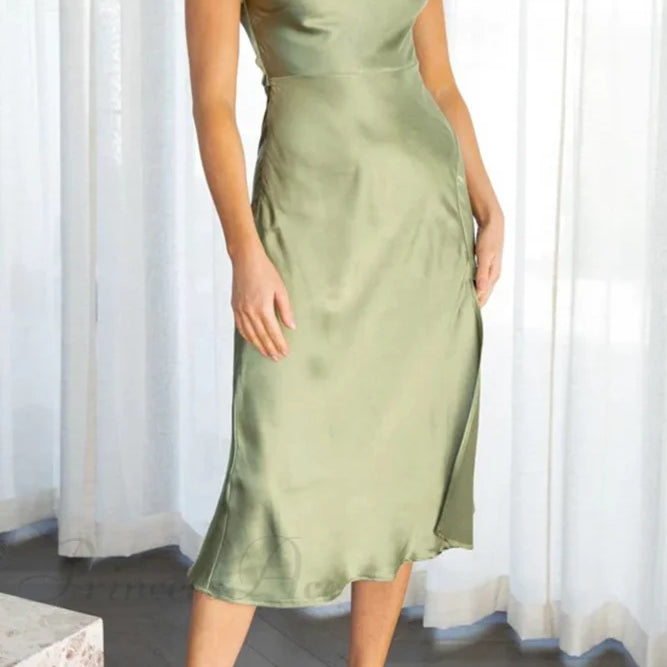 Satinkjole med kavalerudskæring og snoet slids bagpå