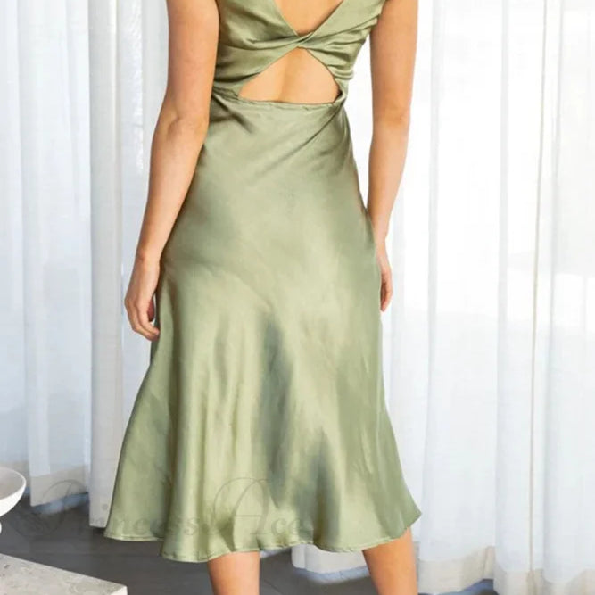 Satinkjole med kavalerudskæring og snoet slids bagpå