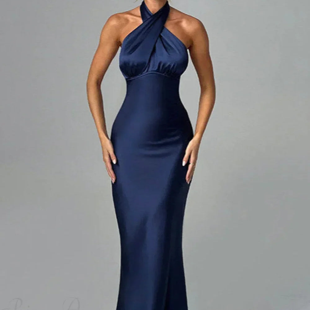 Bodycon satin aftenkjole med åben ryg og høj talje