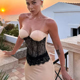 Aftenkjole med tætsiddende talje og satinblondepaneler