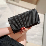 Plisseret satin-bryllupsaftenclutch udsmykket med rhinsten