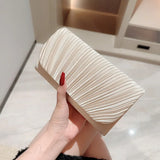 Plisseret satin-bryllupsaftenclutch udsmykket med rhinsten