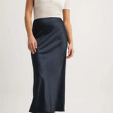 Midinederdel i satin til kvinder – Elegant, flagrende stof – Sofistikeret, tætsiddende snit