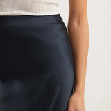 Midinederdel i satin til kvinder – Elegant, flagrende stof – Sofistikeret, tætsiddende snit