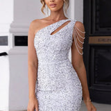 Asymmetrisk, tætsiddende aftenkjole med pailletter og kæde