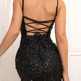 Kort pailletteret aftenkjole med V-hals og åben ryg