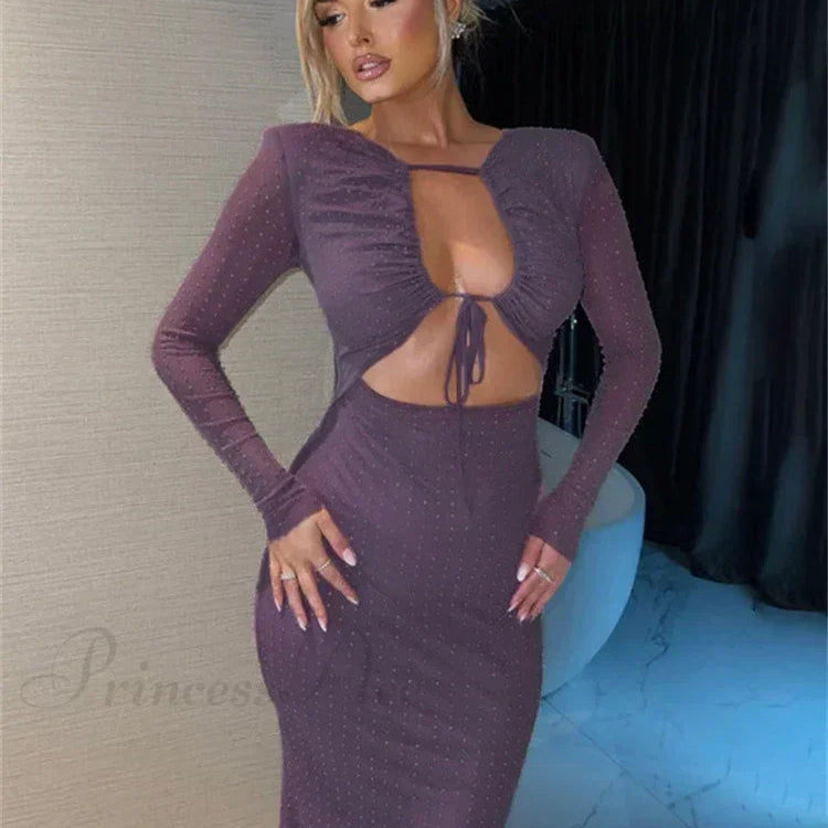 Sensuel midikjole med pailletter og udskæringer, lange ærmer, tætsiddende pasform, ideel til fest i en natklub