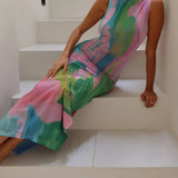 Sexet ærmeløs rygløs midikjole, elegant og med slidser i siden