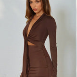 Sexet mini bodycon-kjole med lange ærmer og dyb halsudskæring i åbent mesh-stof