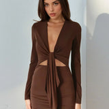 Sexet mini bodycon-kjole med lange ærmer og dyb halsudskæring i åbent mesh-stof