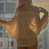 Sexet, ensfarvet bluse med flagermusærmer og off-shoulder-design