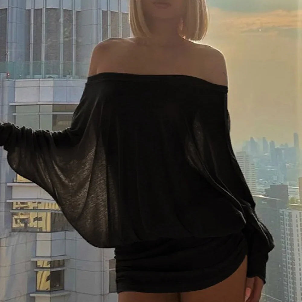 Sexet, ensfarvet bluse med flagermusærmer og off-shoulder-design