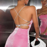 Kort aftenkjole med bar ryg og glitrende sløjfe