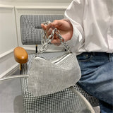 Aftenclutch udsmykket med rhinsten og funklende krystaller