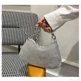 Aftenclutch udsmykket med rhinsten og funklende krystaller