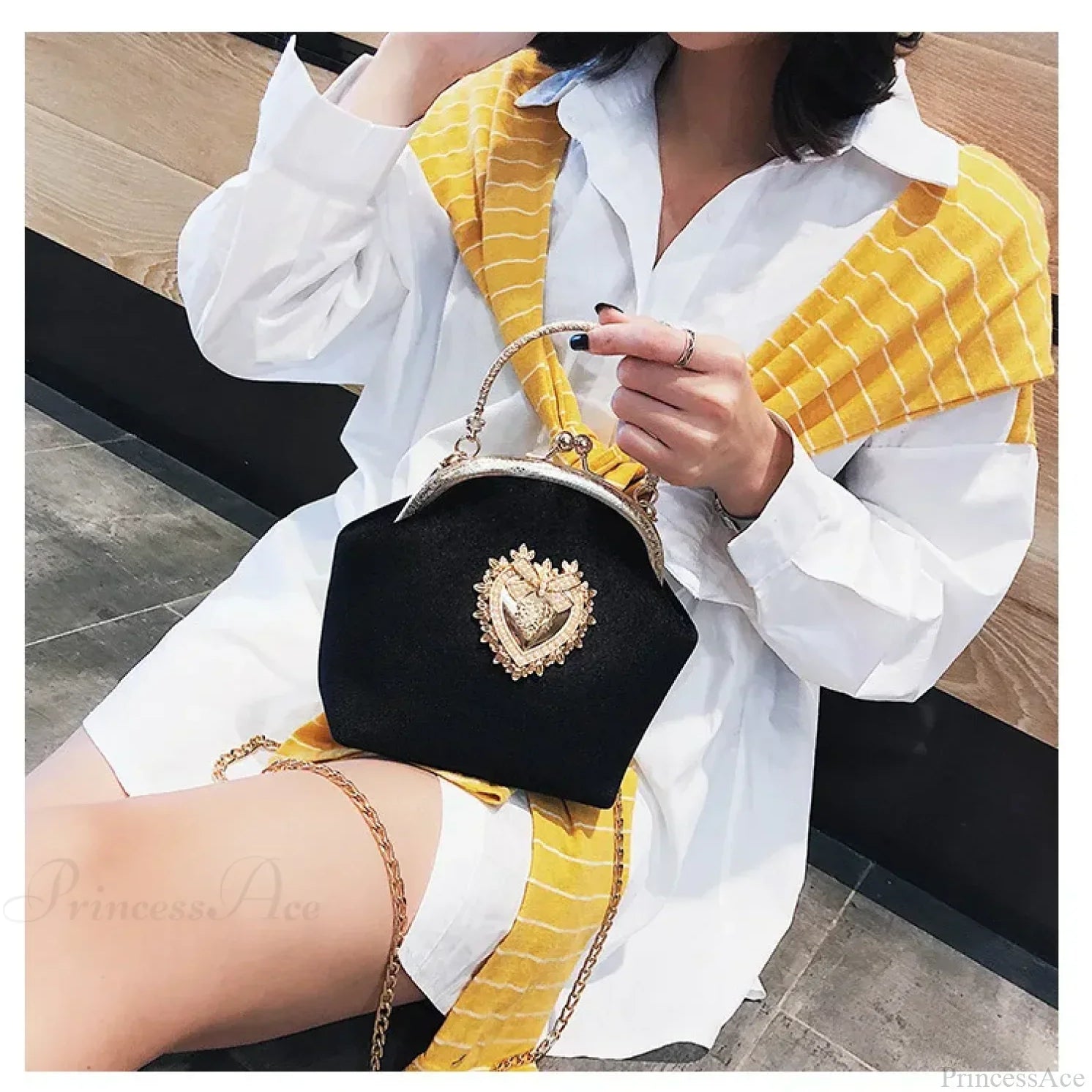 Funklende hjerteformet aftenclutch med kæde i skuldertaske