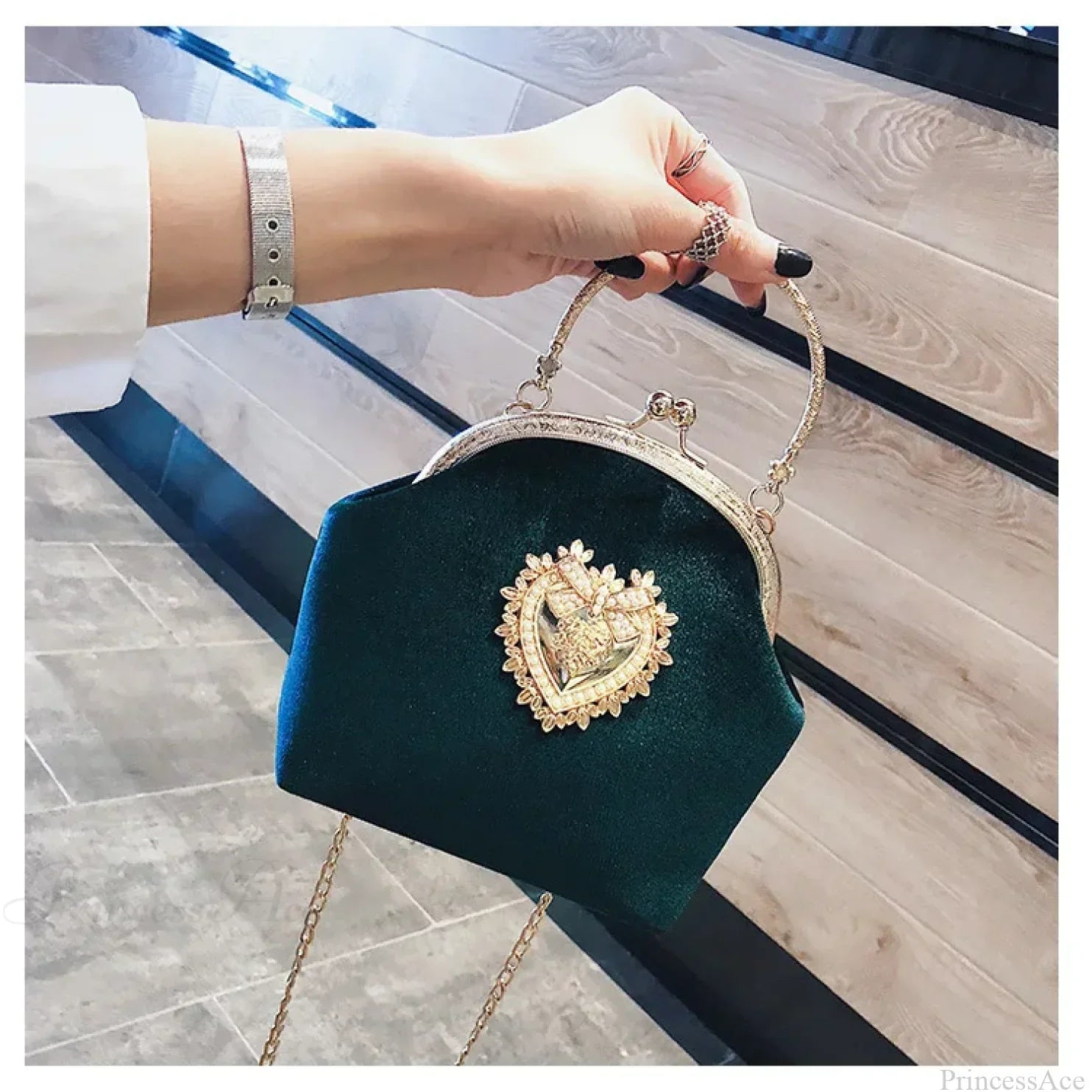 Funklende hjerteformet aftenclutch med kæde i skuldertaske