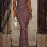 Lang, tætsiddende aftenkjole med tynde, glitrende stropper