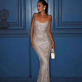 Lang, tætsiddende aftenkjole med tynde, glitrende stropper