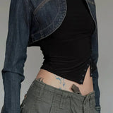 Kort, falmet denimskjorte, sexet og afslappet.