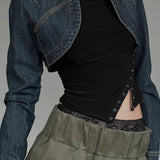 Kort, falmet denimskjorte, sexet og afslappet.