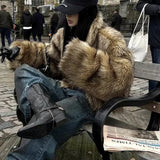 Varm kort jakke i imiteret vaskebjørnepels