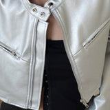 Kort sølvfarvet læderjakke med opretstående krave og trykknapper