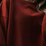 Løstsiddende sweatshirt med rund hals og ensfarvet bogstavprint