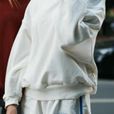 Løstsiddende sweatshirt med rund hals og ensfarvet bogstavprint