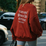 Løstsiddende sweatshirt med rund hals og ensfarvet bogstavprint