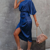 Elegant asymmetrisk aftenkjole med én ærme